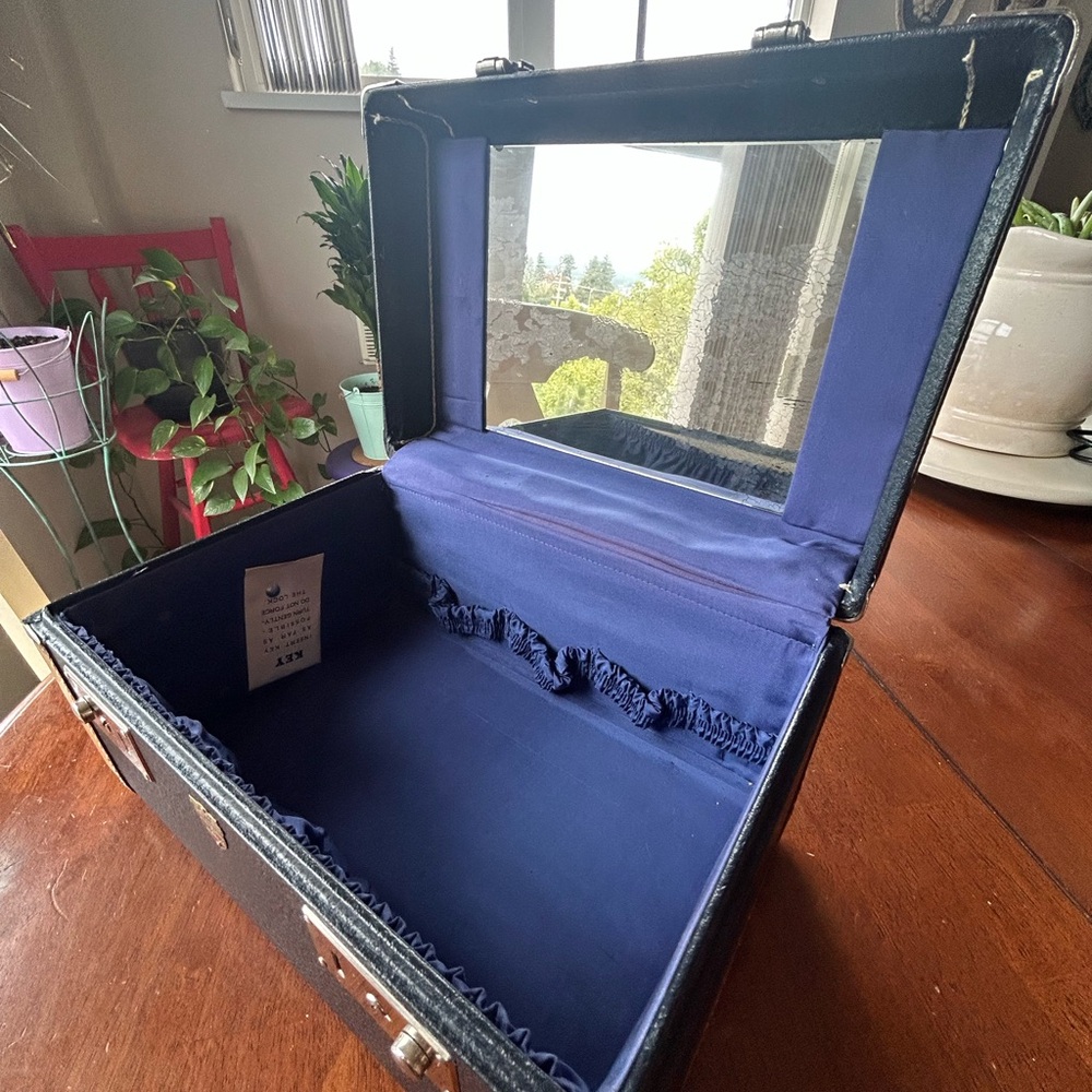 VINTAGE McBrine Cosmetics Train Case Luggage EUC - Picture 10 of 16